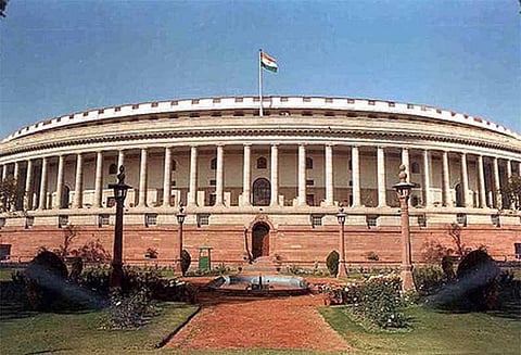 காங்கிரஸ், சமாஜ்வாடி கட்சிகள் அமளியால் நாடாளுமன்ற இரு அவைகளின் நடவடிக்கைகள் பாதிப்பு