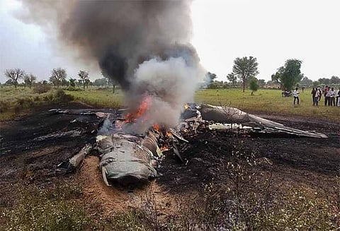 ராஜஸ்தான்: போர் விமானம் விழுந்து நொறுங்கியது - விமானி உயிர் பிழைத்தார்