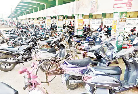 தஞ்சை புதிய பஸ் நிலையத்தில் பயணிகளுக்கு இடையூறாக நிறுத்தப்படும் மோட்டார் சைக்கிள்கள்
