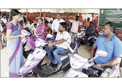 சங்ககிரியில் சிறப்பு மக்கள் குறைதீர்க்கும் முகாம் 187 பயனாளிகளுக்கு நலத்திட்ட உதவிகள் கலெக்டர் ரோகிணி வழங்கினார்