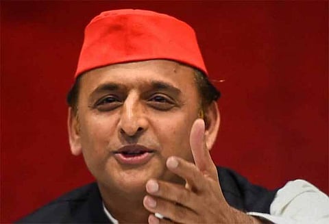 மாணவர் சங்க நிகழ்ச்சிக்கு சென்றபோது அகிலேஷ் யாதவ் விமான நிலையத்தில் தடுத்து நிறுத்தப்பட்டதால் சர்ச்சை