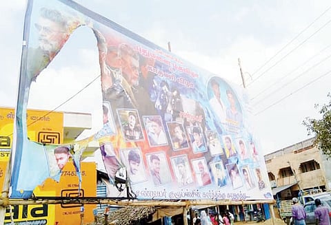 அன்னவாசல் அருகே காதணி விழாவிற்கு வைத்த விளம்பர பதாகை எரிப்பு போலீஸ் குவிப்பால் பரபரப்பு