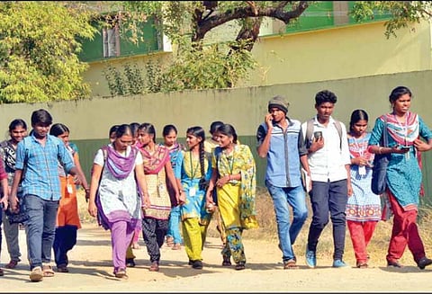 பாரதியார் கலை, அறிவியல் கல்லூரியில் அடிப்படை வசதி இல்லாததால் மாணவ-மாணவிகள் அவதி