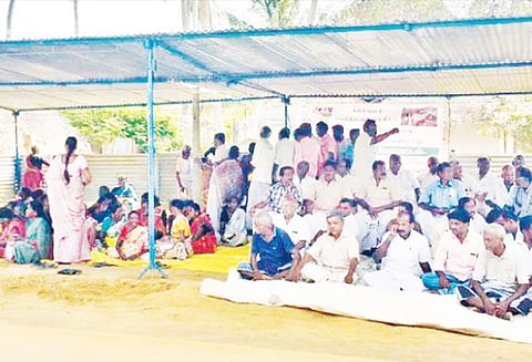 புயல் நிவாரணம் வழங்க கோரி சமையல் செய்து காத்திருப்பு போராட்டம்