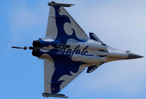 சூடு பிடித்த ஒப்பந்த விவகாரம்: 3 ரபேல் போர் விமானங்கள் விமான கண்காட்சியில் கலந்து கொள்ள பெங்களூரு வந்துள்ளன