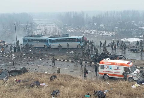 காஷ்மீரில் தீவிரவாதிகள் தாக்குதல்; சி.ஆர்.பி.எப். வீரர்கள் பலி எண்ணிக்கை 30 ஆக உயர்வு