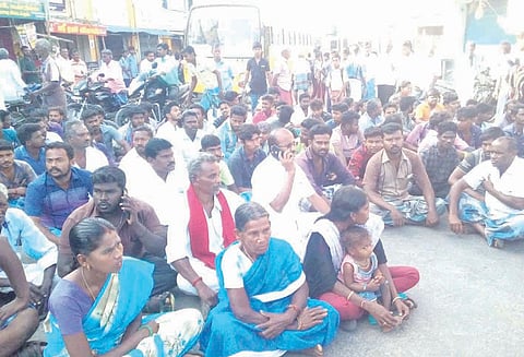 கோவில் திருவிழாவில் தகராறு: 2 பேரை பிடித்து சென்ற போலீசாரை கண்டித்து பொதுமக்கள் சாலை மறியல்