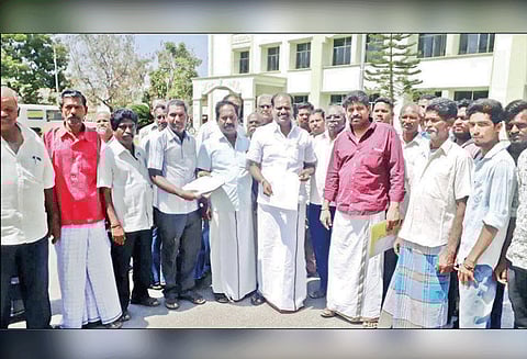 வேப்பனப்பள்ளி சட்டமன்ற தொகுதிக்குட்பட்ட கிராமங்களில், எருது விடும் விழா நடத்த அனுமதிக்க வேண்டும் கலெக்டரிடம், பி.முருகன் எம்.எல்.ஏ. கோரிக்கை