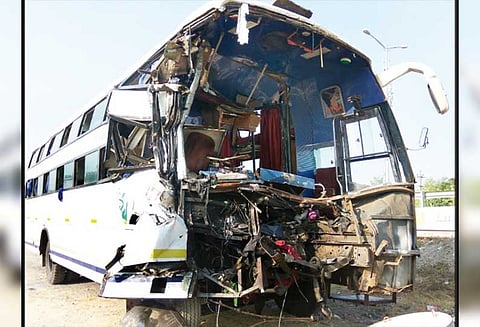 விக்கிரவாண்டி அருகே, டேங்கர் லாரி மீது ஆம்னி பஸ் மோதல்- டிரைவர் பலி