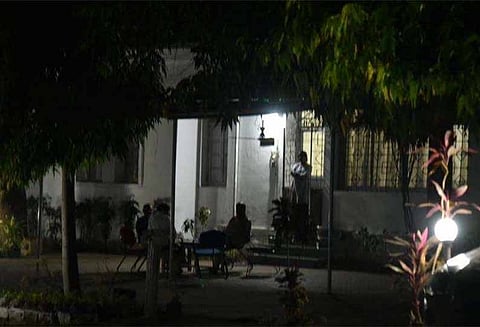 இறந்ததாக அறிவிக்கப்பட்ட தந்தைக்கு வீட்டில் சிகிச்சை அளிக்கும் போலீஸ் அதிகாரி