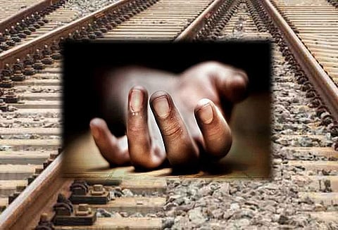தற்கொலைக்கு முயன்ற நண்பரை காப்பாற்ற சென்ற தொழிலாளி ரெயிலில் அடிபட்டு சாவு