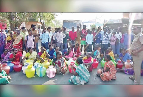 ஓமலூர் அருகே குடிநீர் கேட்டு காலிக்குடங்களுடன் கிராம மக்கள் சாலைமறியல்