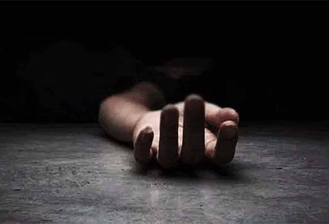 காதல் திருமணம் செய்த 2 வாரத்தில் ஆம்புலன்ஸ் மோதி வாலிபர் பலி; மனைவி படுகாயம்