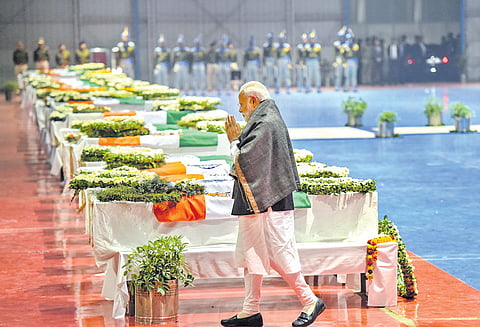 காஷ்மீர் தாக்குதலால் 40 வீரர்கள் பலிக்கு காரணமான பயங்கரவாதிகளுக்கு தக்க பதிலடி கொடுப்போம் பிரதமர் மோடி ஆவேசம்