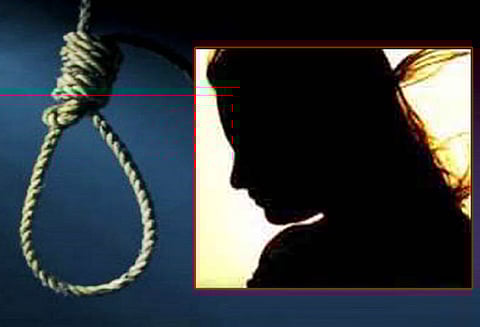 பூட்டிய வீட்டுக்குள் இளம்பெண் தூக்கில் பிணமாக தொங்கினார் காதல் கணவர் ஏமாற்றியதாக தங்கைக்கு இ-மெயிலில் தகவல்