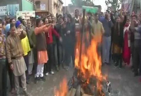 பாகிஸ்தான் கொடி வாங்கியவர்களுக்கு இலவசமாக ‘லைட்டர்’