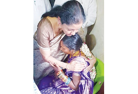 அரியலூர் ராணுவ வீரர் உடல் 21 குண்டுகள் முழங்க அடக்கம் குடும்பத்தினருக்கு நிர்மலா சீதாராமன் நேரில் ஆறுதல்