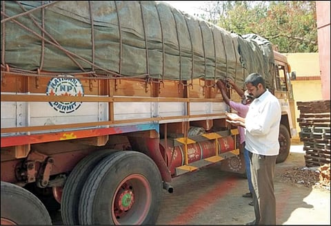 லாரி மூலம் கேரளாவுக்கு கடத்த முயன்ற 25 டன் அரிசி பறிமுதல்