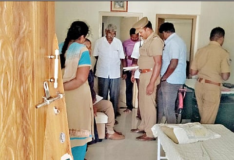 பழனி அருகே விவசாயி வீட்டில் 15 பவுன்- ரூ.1½ லட்சம் திருட்டு மர்ம நபர்கள் கைவரிசை