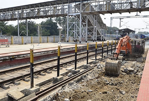 விழுப்புரம் ரெயில் நிலையத்தில் புதிய தண்டவாளங்கள் அமைக்கும் பணி தொடங்கியது