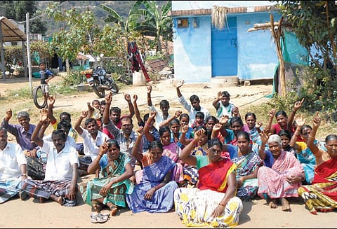 கொல்லிமலையில் பொதுமக்கள் திடீர் சாலைமறியல் அரசு பஸ் தாமதமாக இயக்கப்படுவதாக புகார்