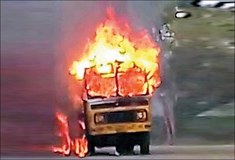 நுகர்பொருள் வாணிப கிடங்கில் ரேஷன் பொருட்கள் ஏற்ற வந்த லாரி தீப்பிடித்து எரிந்தது