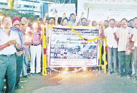 தீவிரவாதிகள் தாக்குதலில் ராணுவ வீரர்கள் பலி: தஞ்சையில் பல்வேறு அமைப்பினர் மெழுகுவர்த்தி ஏந்தி வீரவணக்கம்