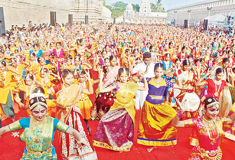 திருவாரூர் தியாகராஜர் கோவிலில் 1,000 நடன கலைஞர்கள் பங்கேற்ற பரதநாட்டியம் கின்னஸ் சாதனையாக பதிவு