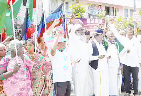 சிறுபான்மை கழகத்தினர் ஆர்ப்பாட்டம்