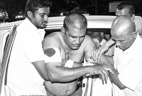 அரூர் அருகே டாஸ்மாக் ஊழியரை துப்பாக்கியால் சுட்டு கொள்ளை 2 பேர் கைது