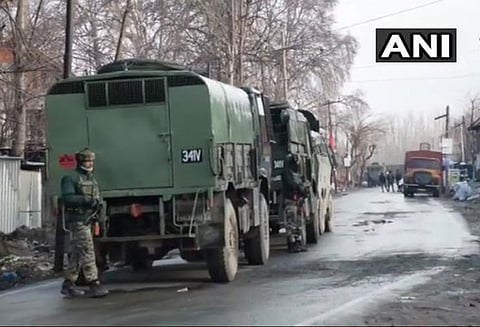 ஜம்மு காஷ்மீர்: புல்வாமாவில் நடந்த துப்பாக்கிச்சண்டையில் 4 ராணுவ வீரர்கள் வீர மரணம்