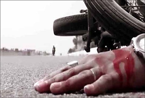 காஞ்சீபுரம் அருகே மோட்டார்சைக்கிள் மீது கார் மோதல்; தொழிலாளி பலி