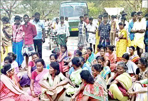 நத்தம் அருகே இருதரப்பினரிடையே மோதல், பெண்கள் உள்பட 6 பேருக்கு அரிவாள் வெட்டு