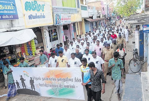 துணை ராணுவ வீரர்கள் வீரமரணம்: அனைத்து கட்சியினர், பொதுமக்கள் அமைதி பேரணி