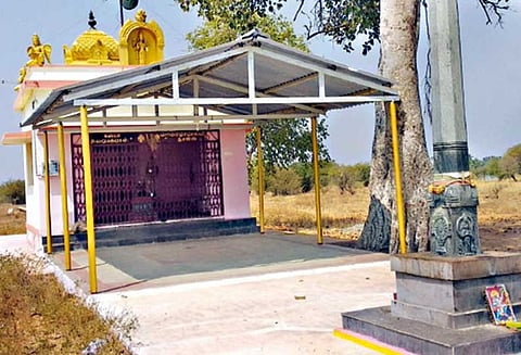 குஜிலியம்பாறை அருகே பரபரப்பு, 2 கோவில்களின் பூட்டை உடைத்து பணம், பொருட்கள் திருட்டு