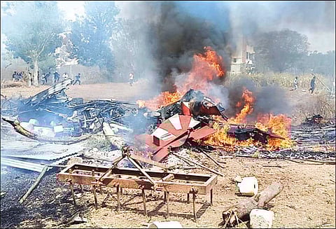 பெங்களூருவில் விமானசாகச ஒத்திகையின்போது நடுவானில் 2 ராணுவ விமானங்கள் மோதி விபத்து விமானி பலி; 2 பேருக்கு தீவிர சிகிச்சை