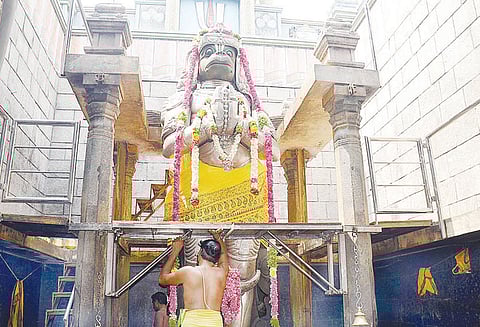 பணிவிடை செய்தபோது தவறி விழுந்து அர்ச்சகர் சாவு: ஆஞ்சநேயர் கோவிலில் கைப்பிடி அமைக்கும் பணி தொடங்கியது