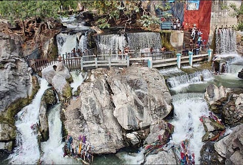 ஒகேனக்கல்லுக்கு நீர்வரத்து அதிகரிப்பு: மெயின் அருவியில் சுற்றுலா பயணிகள் ஆனந்த குளியல்