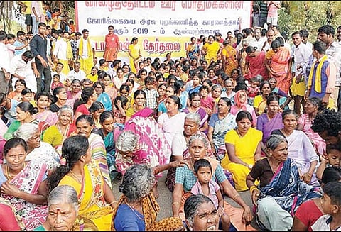 பாலக்கோடு அருகே கோவில் திருவிழாவில் கரகம் எடுப்பதில் மோதல்; கிராம மக்கள் சாலைமறியல்