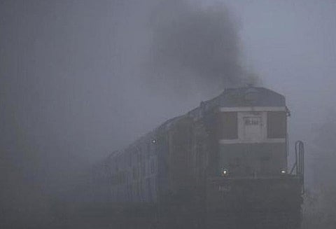 டெல்லியில் கடும் பனி மூட்டம்: 12 ரயில்கள் தாமதம்