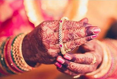 நகராட்சி ஆணையாளர் மீது வளையல்களை வீசி எறிந்த பா.ஜ.க. நகராட்சி பெண் உறுப்பினரால் பரபரப்பு