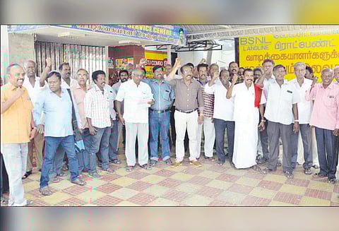 தூத்துக்குடி, கோவில்பட்டியில் பி.எஸ்.என்.எல். ஊழியர்கள் 3-வது நாளாக வேலை நிறுத்தம்