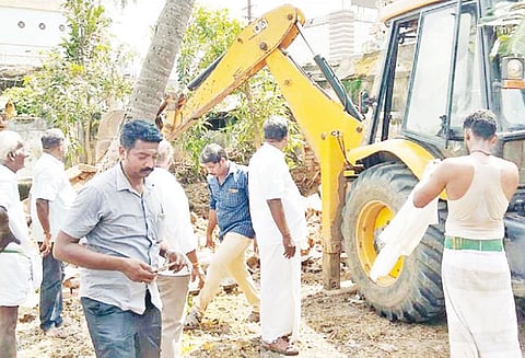 வாடகை செலுத்தாததால் கோவில் இடத்தில் கட்டியிருந்த வீடு பொக்லின் எந்திரம் மூலம் அகற்றம்