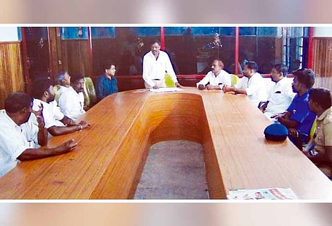 விளம்பர பேனர்கள் வைப்பது குறித்து அரசியல் கட்சியினருடன் அதிகாரிகள் ஆலோசனை