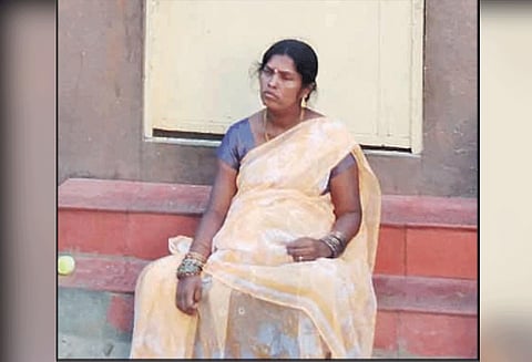 பாலக்கோட்டில் போலீஸ் சப்-இன்ஸ்பெக்டர் வீட்டு முன்பு கர்ப்பிணி தர்ணா போராட்டம் தன்னுடன் சேர்ந்து வாழுமாறு வலியுறுத்தல்