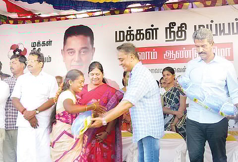 கஜா புயலால் பாதிக்கப்பட்ட மீனவர்களுக்கு மீன்பிடி வலைகள் கமல்ஹாசன் வழங்கினார்