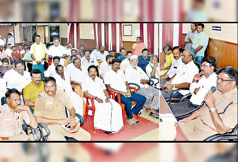 சிலைகள், நினைவு சின்னங்கள் முன்பு விளம்பர பேனர் வைக்க கூடாது
