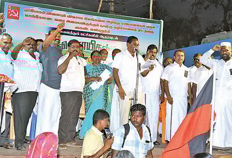 நான்கு வழிச்சாலை திட்டத்துக்கு எதிர்ப்பு: வாசுதேவநல்லூரில் விவசாயிகள் ஆர்ப்பாட்டம்