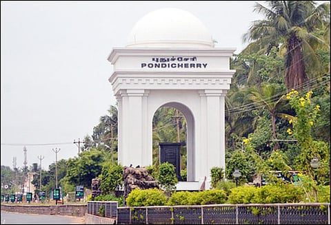 புதுச்சேரியில் காங்கிரஸ் ஆட்சியை கவிழ்க்க சதியா? எம்.எல்.ஏ.க்கள் பரபரப்பு புகார்