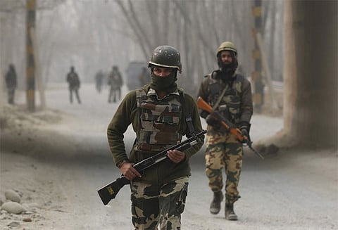 ஜம்மு-காஷ்மீரில் பாதுகாப்பு படையினரால் 2 பயங்கரவாதிகள் சுட்டுக்கொலை